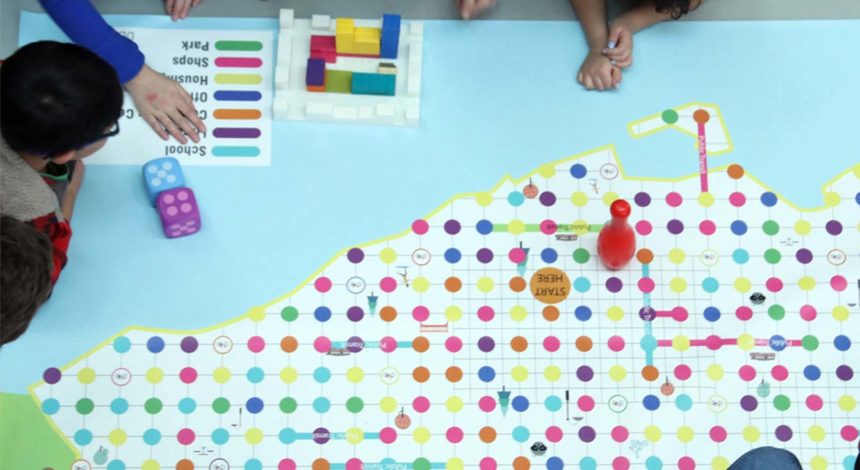Un juego de mesa que enseña a niños a construir ciudades