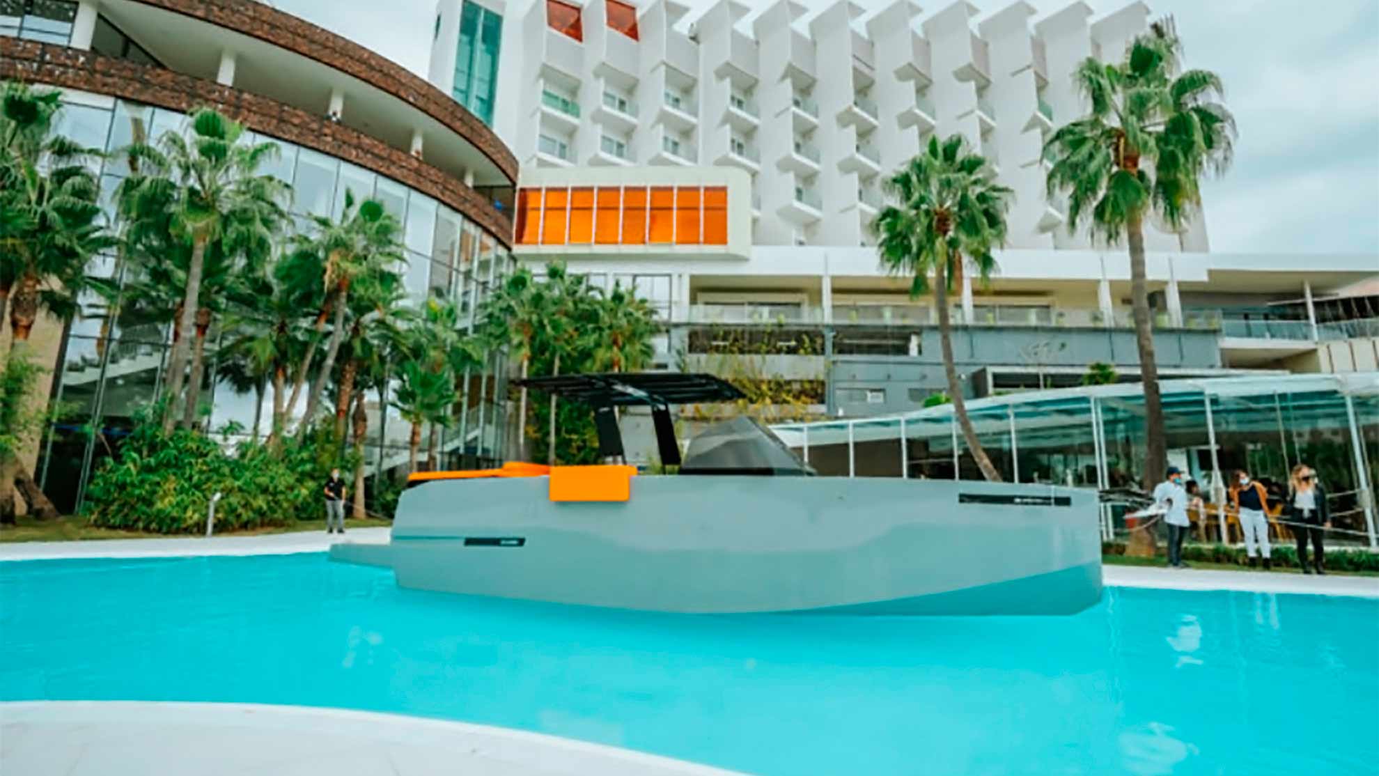 Atracan un yate en la piscina de un hotel (+VÍDEO)