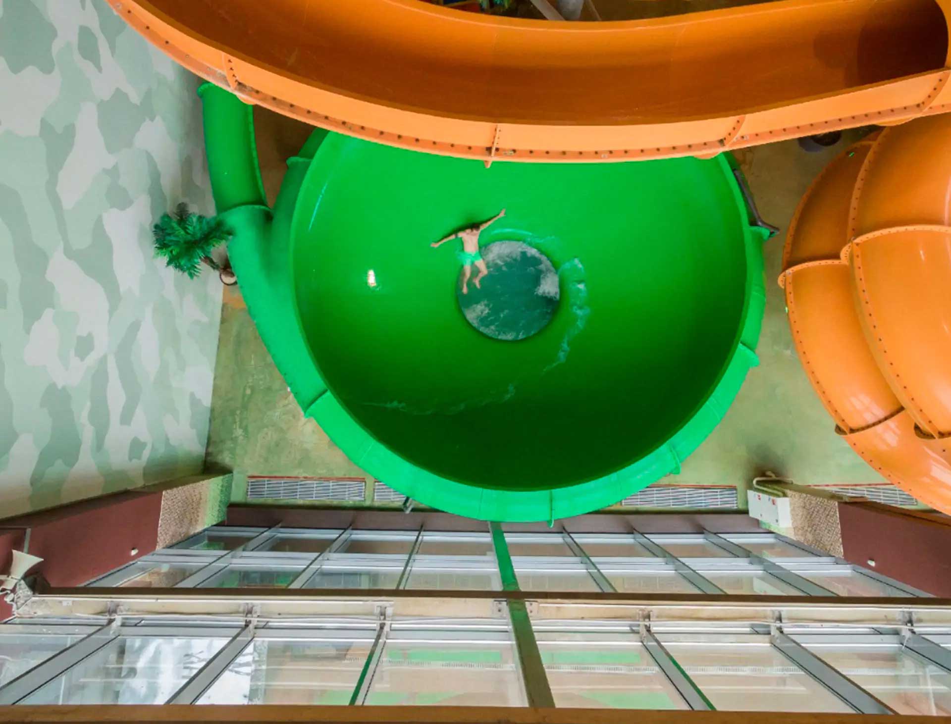 Tobogán Space Bowl de Amusement Logic en el parque acuático Planeta de Ufa