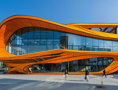 Color naranja y fluidez para la arquitectura de una biblioteca