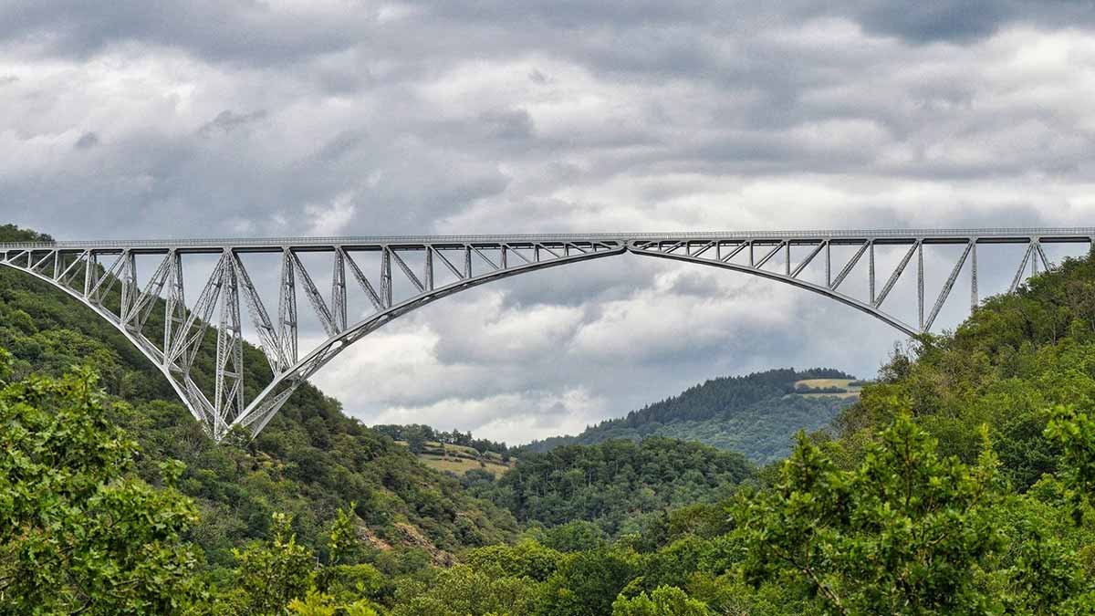 Construcción con vigas híbridas de acero