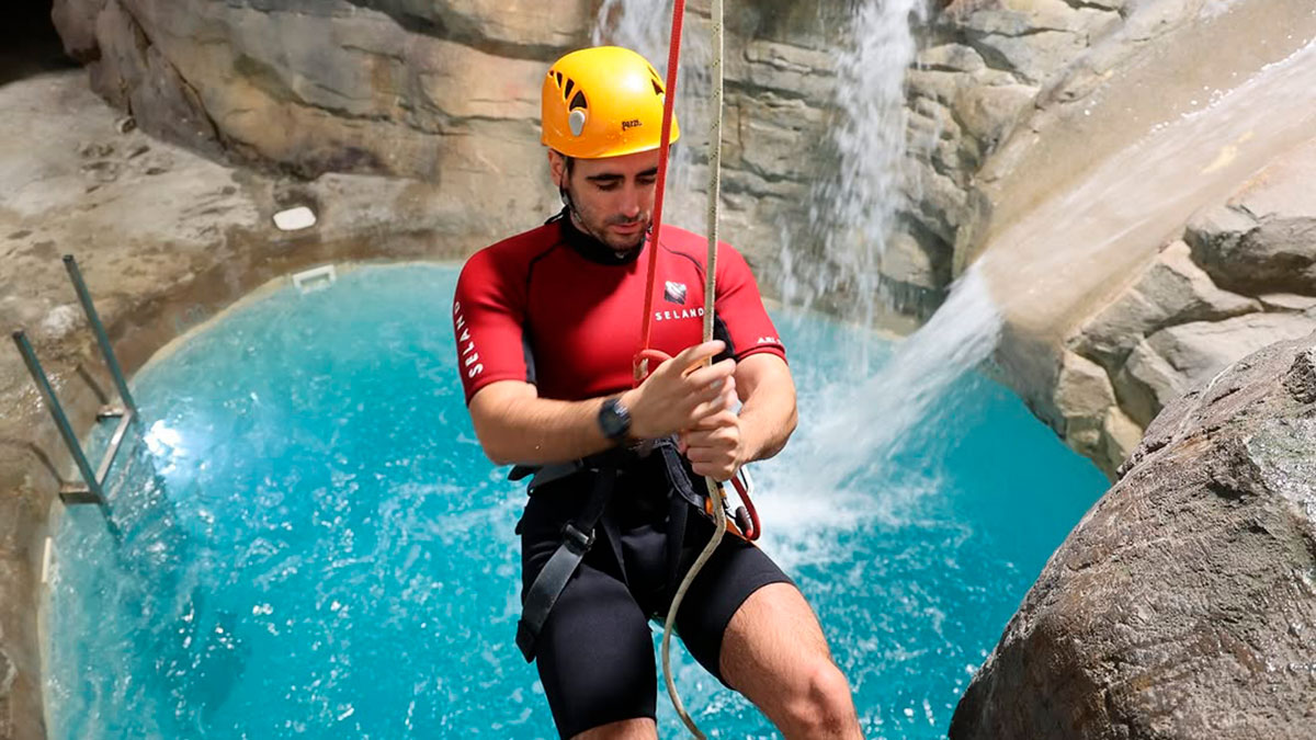Historia y evolución de los Canyoning Park: un legado de innovación y aventura