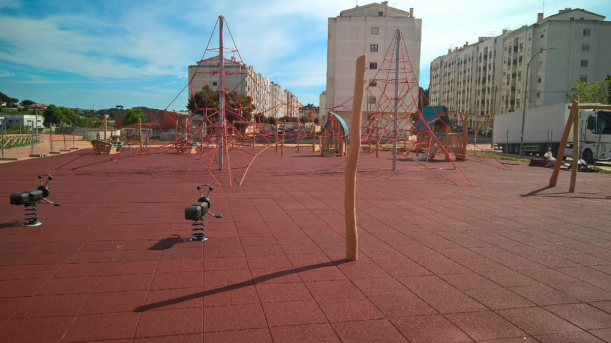 Pavimentos amortiguadores de caucho en áreas de juego