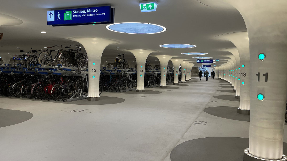 Un aparcamiento de bicicletas bajo el agua, en Ámsterdam