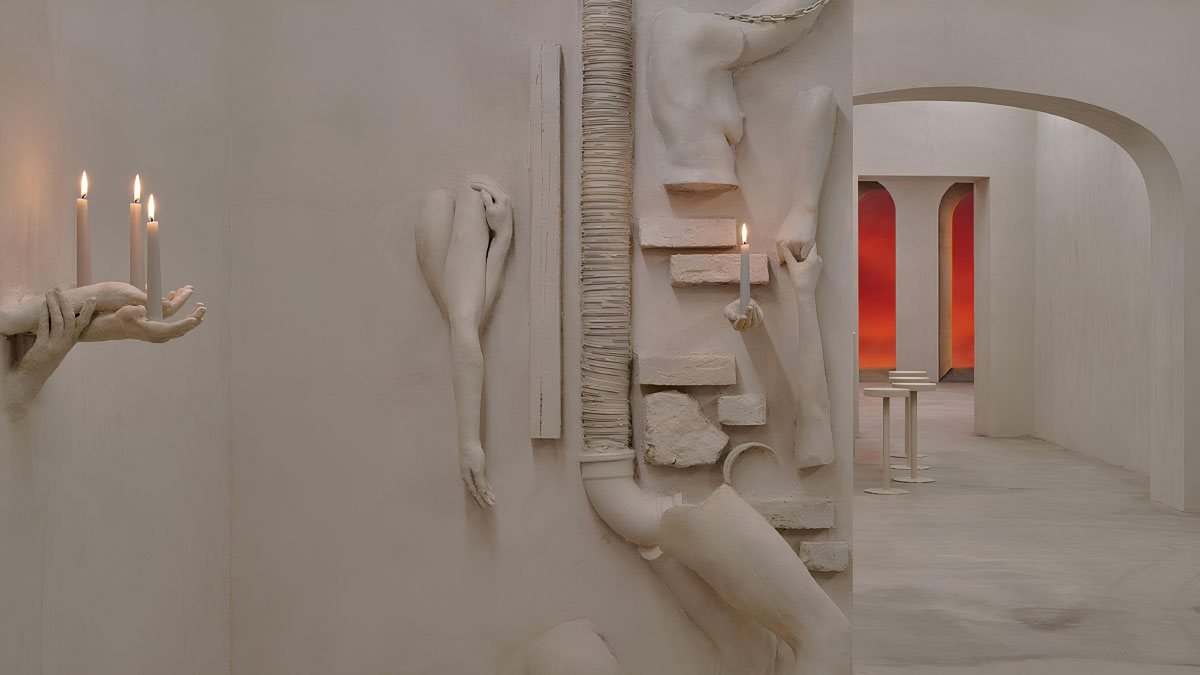 Tematización surrealista en un bar de Roma, Italia