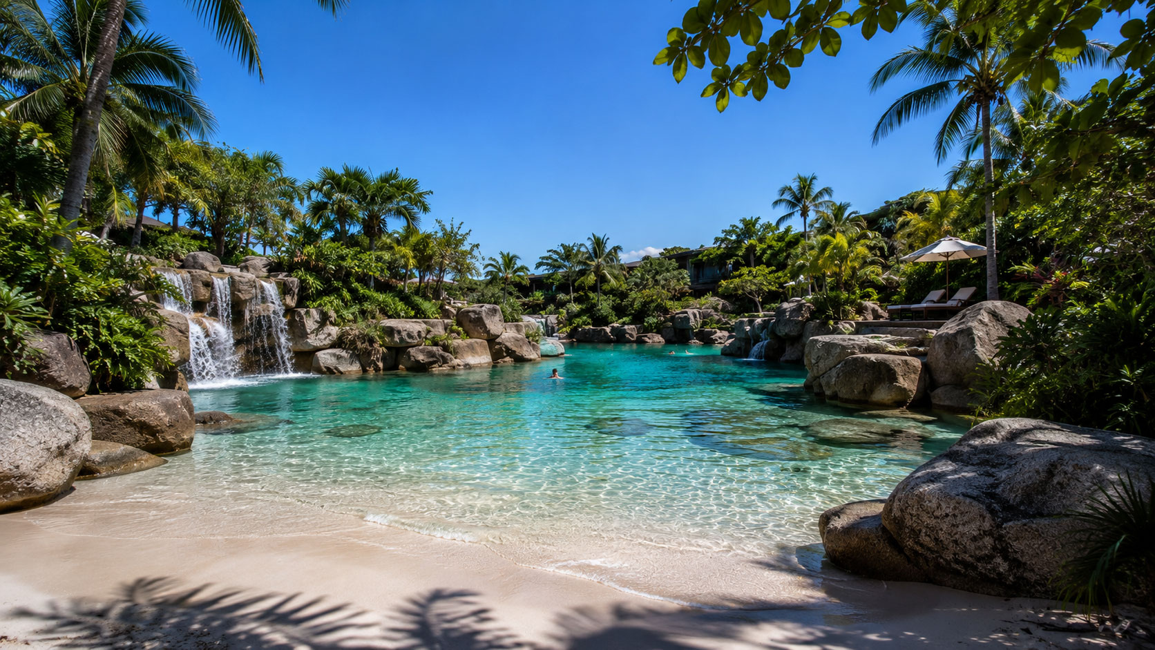 Laguna entre rocas y vegetación tropical.